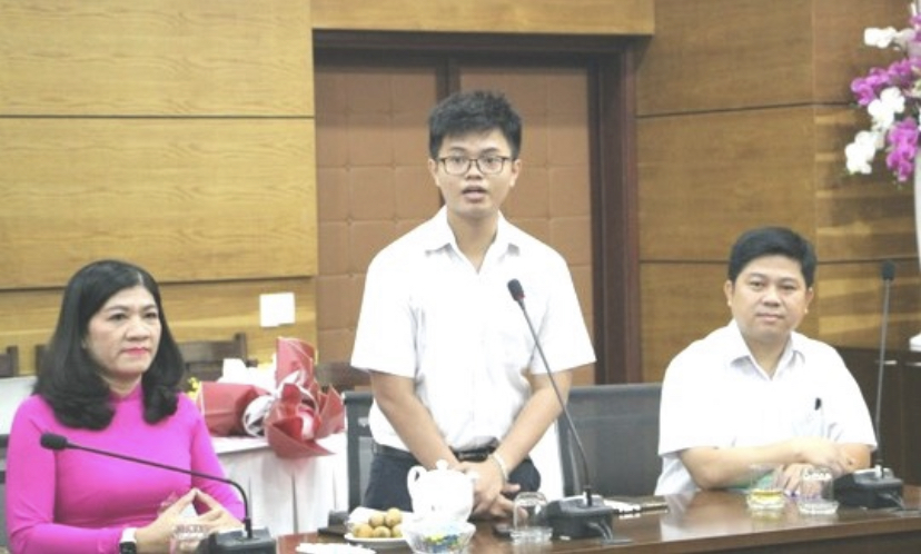 Học sinh Nguyễn Việt Phong tại buổi lễ chúc mừng và trao thưởng.