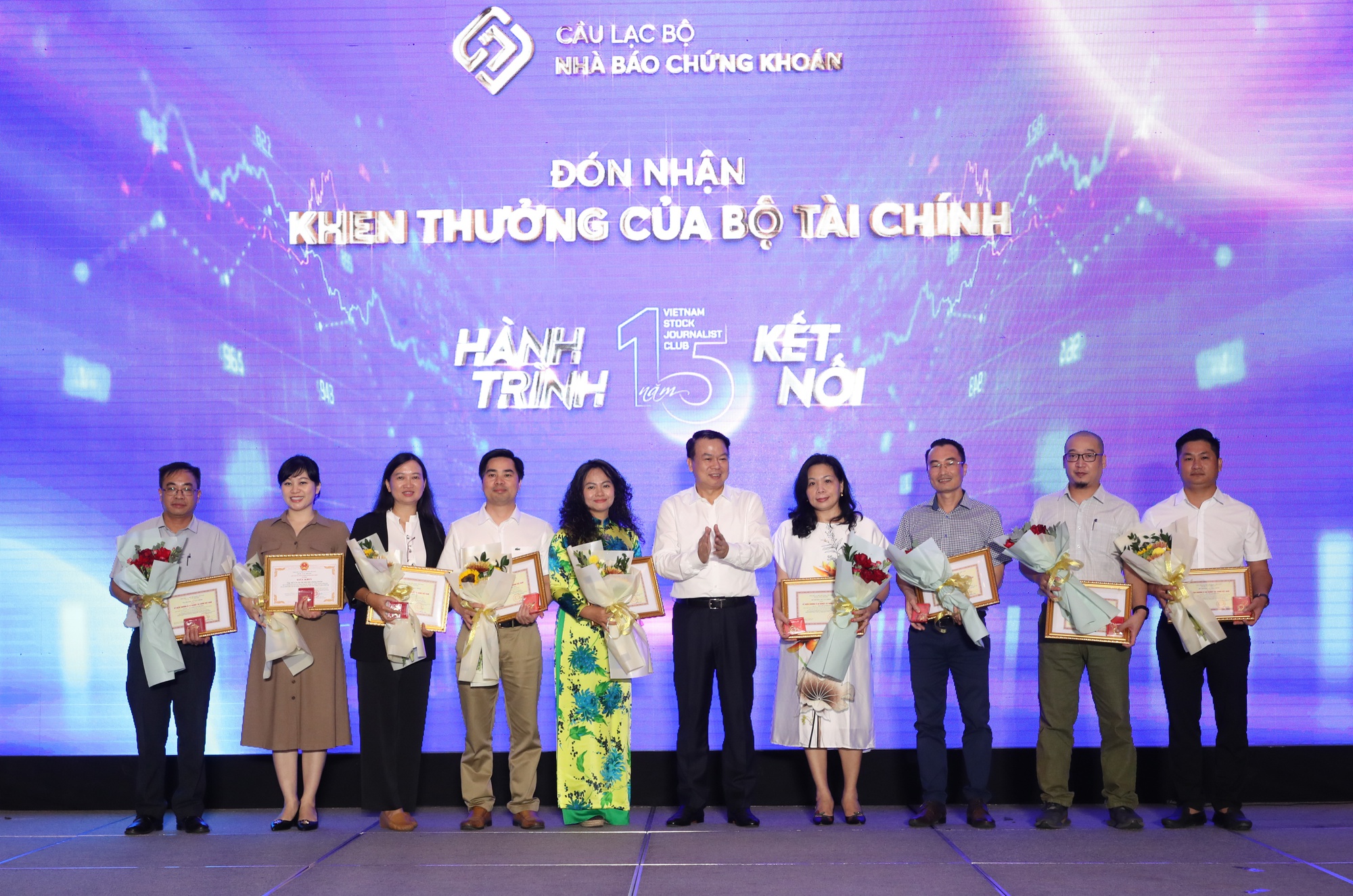 &Ocirc;ng Nguyễn Đức Chi, Thứ trưởng Bộ T&agrave;i ch&iacute;nh, trao Kỷ niệm chương 