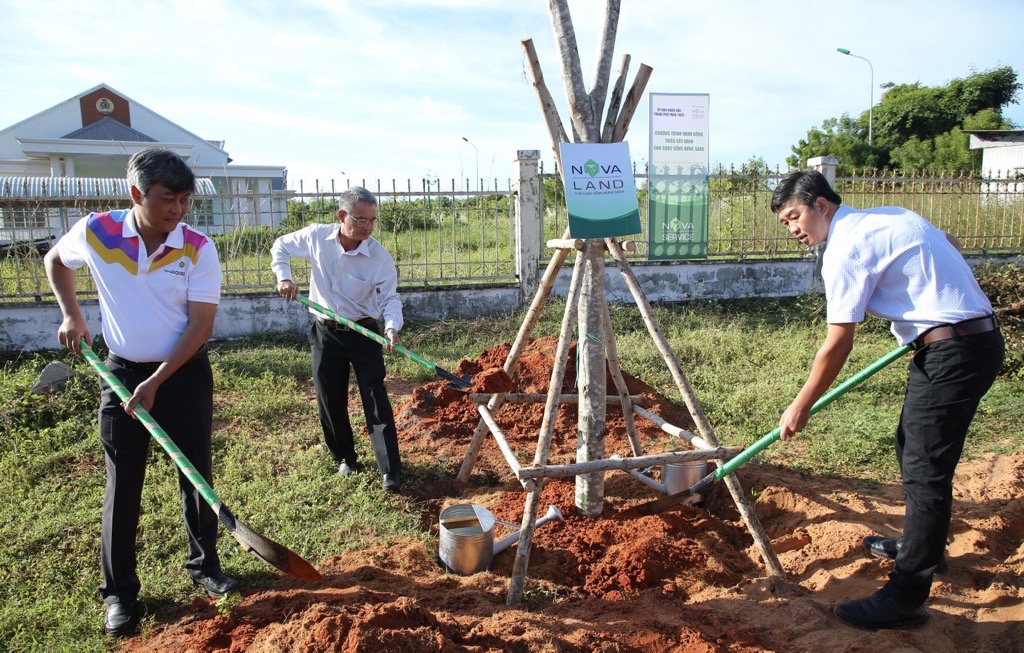 Đại diện L&atilde;nh đạo th&agrave;nh phố Phan Thiết v&agrave; nh&acirc;n vi&ecirc;n Novaland tiến h&agrave;nh trồng c&acirc;y, hưởng ứng chương tr&igrave;nh h&agrave;nh động &ldquo;Triệu c&acirc;y xanh cho cuộc sống bừng s&aacute;ng&rdquo;.