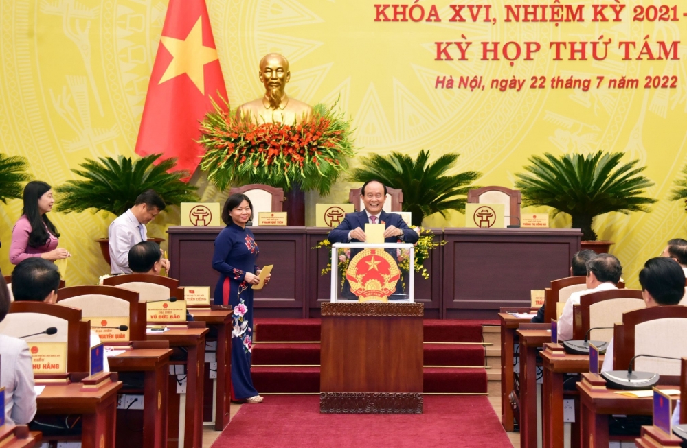 Đại biểu bỏ phiếu bầu chức danh Chủ tịch UBND Th&agrave;nh phố H&agrave; Nội