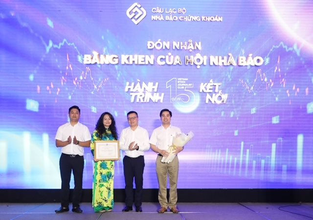 Ông Lê Quốc Minh trao Bằng khen của Chủ tịch Hội Nhà báo Việt Nam cho đại diện Câu lạc bộ Nhà báo 6Pg88.com nhà cái.