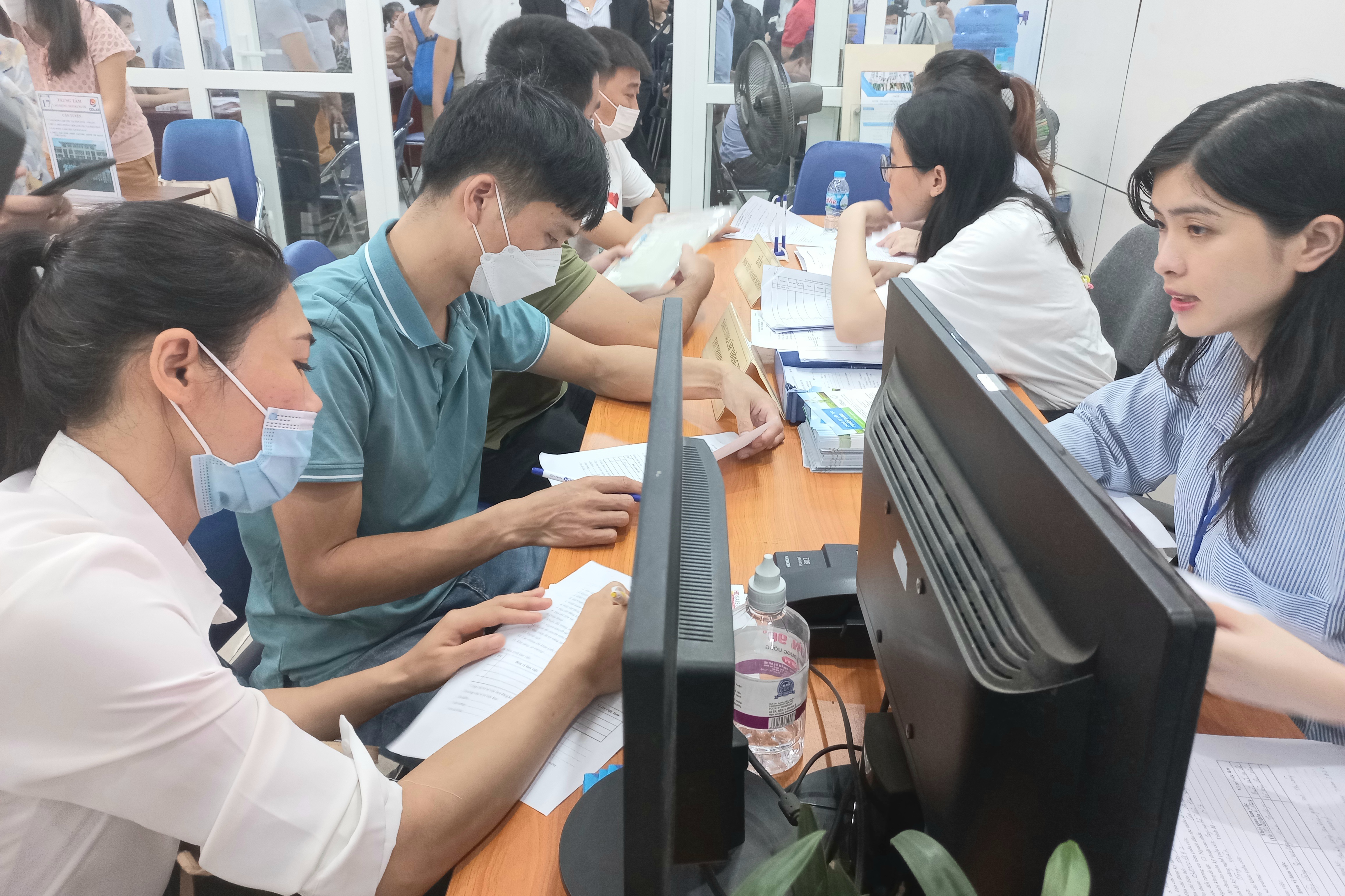 Người lao động đi Pg88 com chính chủ về đăng ký tìm việc tại sàn giao dịch việc làm. Ảnh - Nhật Dương. 