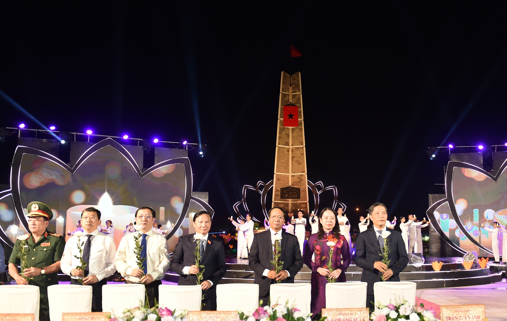 Đại biểu thực hiện nghi thức tưởng niệm c&aacute;c anh h&ugrave;ng liệt sĩ tại An Giang. Ảnh - VGP.&nbsp;