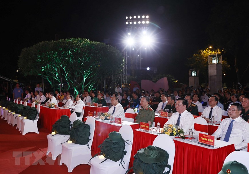 Chủ tịch nước Nguyễn Xu&acirc;n Ph&uacute;c c&ugrave;ng c&aacute;c đồng ch&iacute; l&atilde;nh đạo Đảng, Nh&agrave; nước tại đầu cầu H&agrave; Nội . Ảnh- TTXVN.&nbsp;