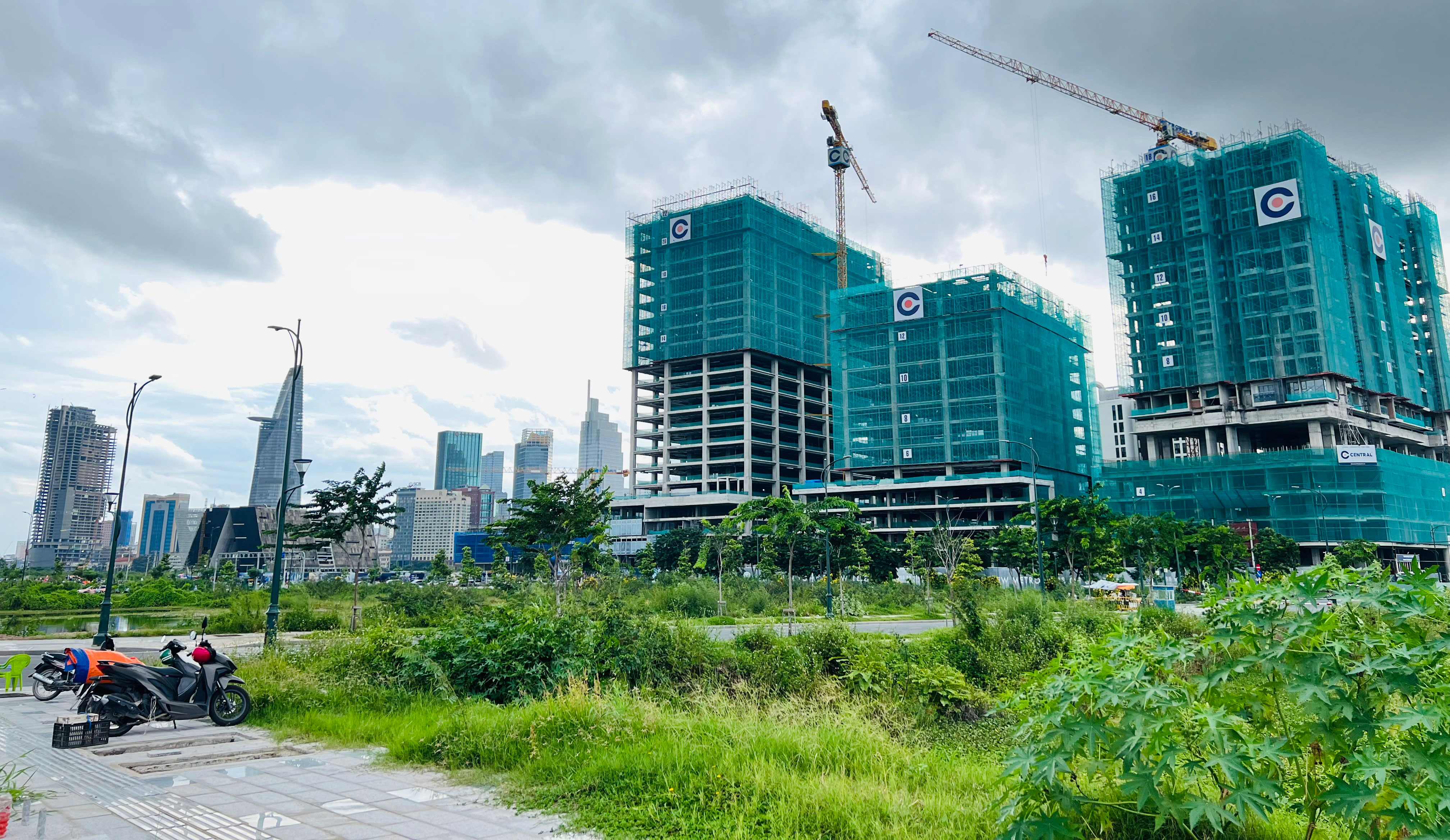 Giá đất tăng liên tục gây khó khăn cho người có thu nhập thấp thực sự cần nhà ở.