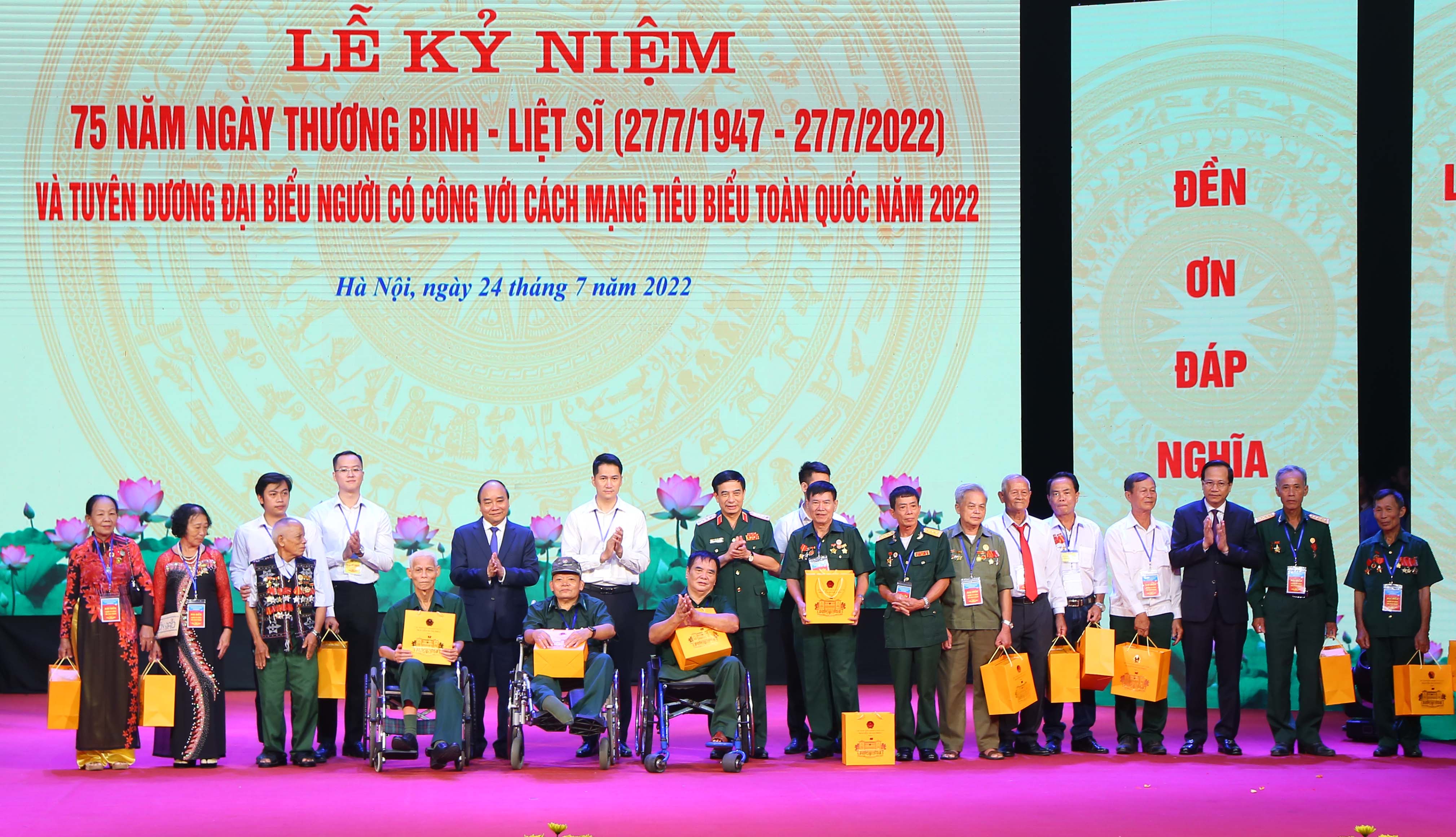 L&atilde;nh đạo Đảng, Nh&agrave; nước tặng qu&agrave; cho người c&oacute; c&ocirc;ng nh&acirc;n dịp kỷ niệm 75 năm Ng&agrave;y Thương binh - Liệt sĩ 27/7. Ảnh - Tống Gi&aacute;p.&nbsp;