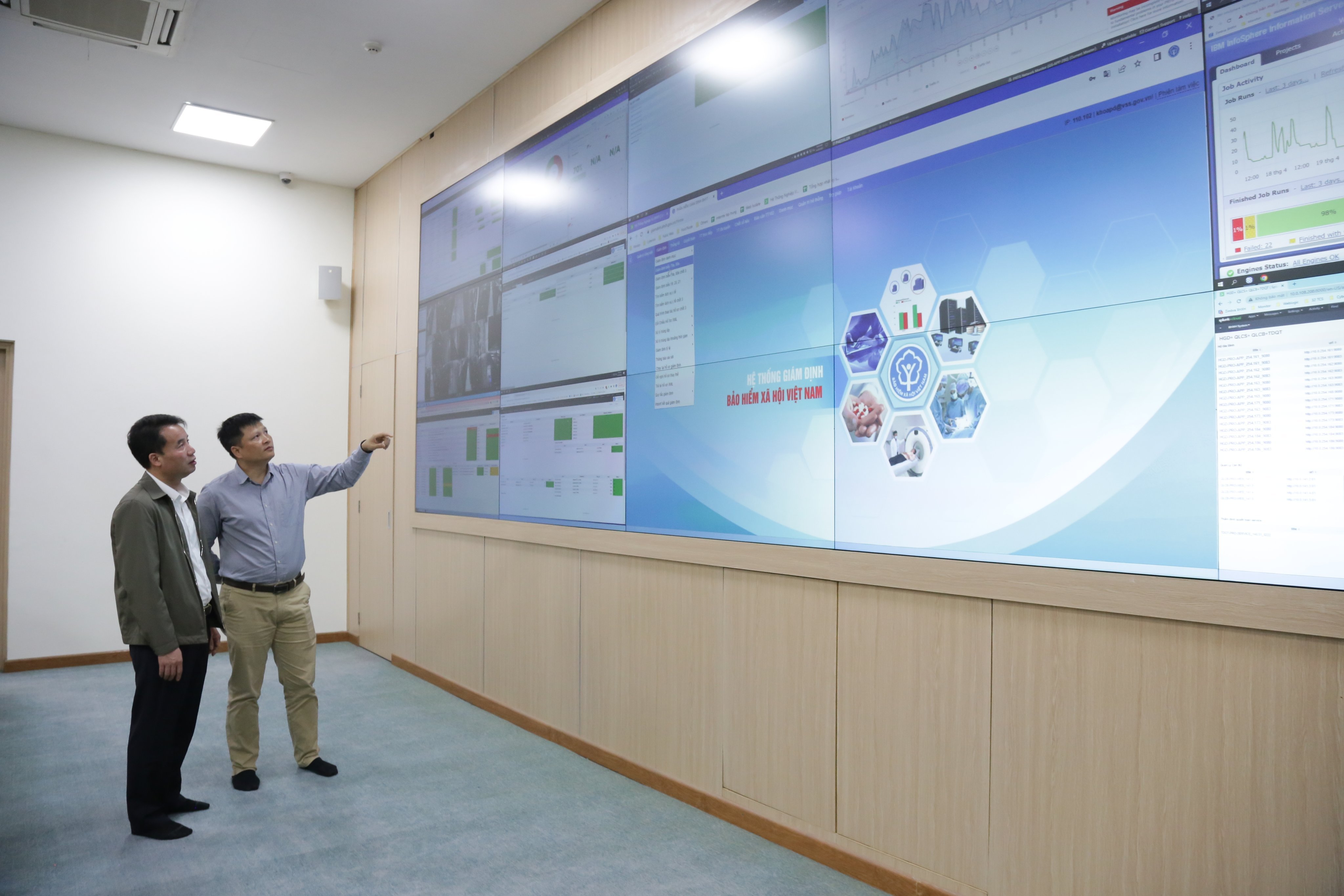 Tổng Gi&aacute;m đốc Bảo hiểm x&atilde; hội Việt Nam Nguyễn Thế Mạnh kiểm tra hoạt động Hệ thống th&ocirc;ng tin gi&aacute;m định bảo hiểm y tế. Ảnh - BHXH Việt Nam.&nbsp;