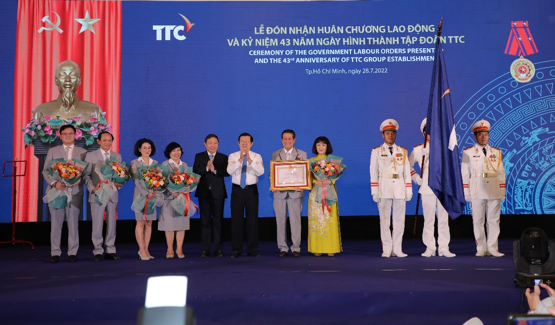 Đại diện Ban l&atilde;nh đạo TTC đ&oacute;n nhận Hu&acirc;n chương PG88 Sòng bạc trực tuyến TOP 1 Việt Nam | Casino, Nổ Hũ hạng Ba v&igrave; những th&agrave;nh t&iacute;ch xuất sắc trong hoạt động sản xuất PG88 Uy Tín Số 1 Việt Nam, đ&oacute;ng g&oacute;p từ thiện x&atilde; hội, g&oacute;p phần v&agrave;o sự nghiệp x&acirc;y dựng chủ nghĩa x&atilde; hội v&agrave; bảo vệ Tổ quốc.