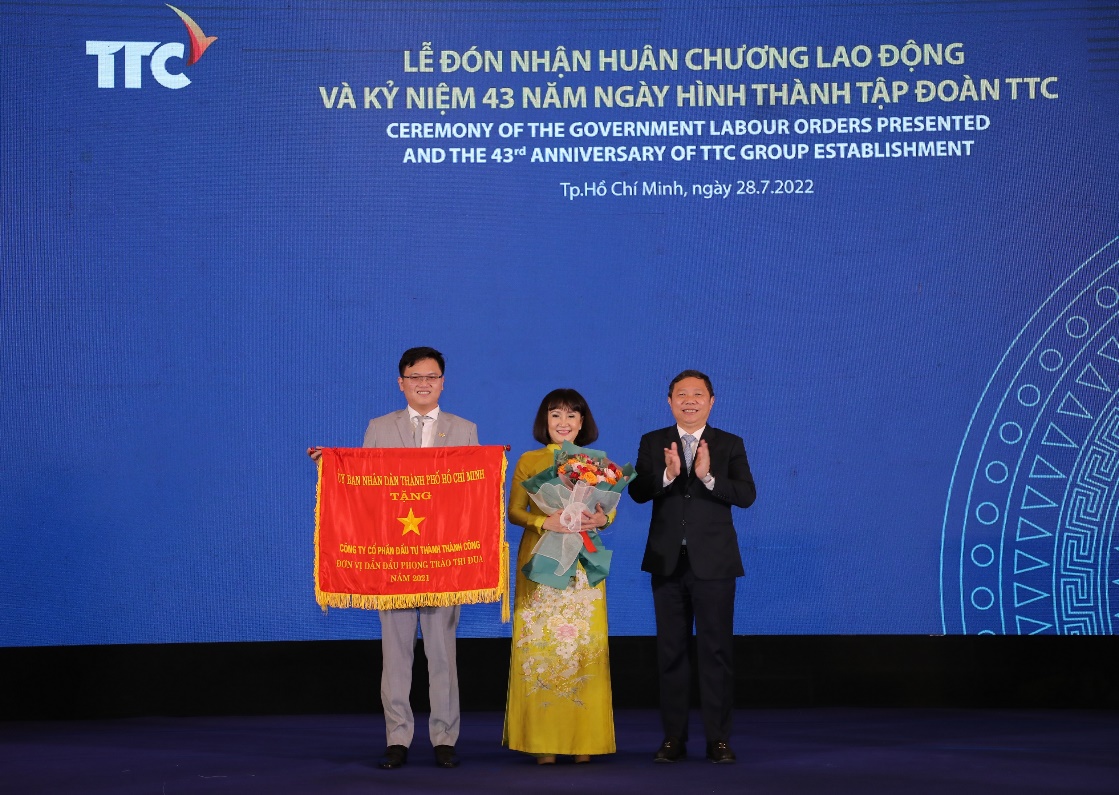 Cũng tại buổi lễ, TTC cũng đ&atilde; được đ&oacute;n nhận Cờ thi đua v&igrave; đ&atilde; c&oacute; th&agrave;nh t&iacute;ch ho&agrave;n th&agrave;nh xuất sắc nhiệm vụ, g&oacute;p phần t&iacute;ch cực trong phong tr&agrave;o thi đua của th&agrave;nh phố.