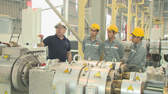 Chuy&ecirc;n gia nước ngo&agrave;i hướng dẫn vận h&agrave;nh c&aacute;c thiết bị sản xuất tại nh&agrave; m&aacute;y Ống Nhựa Hoa Sen H&agrave; Nam.