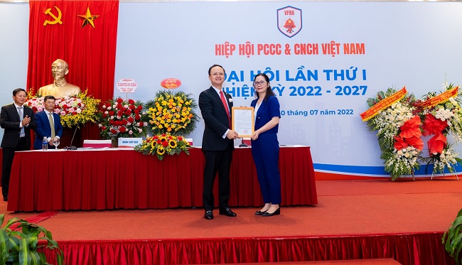 B&agrave; Thang Thị Hạnh, Vụ trưởng Vụ Tổ chức phi ch&iacute;nh phủ, Bộ Nội vụ,&nbsp;trao quyết định th&agrave;nh lập cho Hiệp hội.