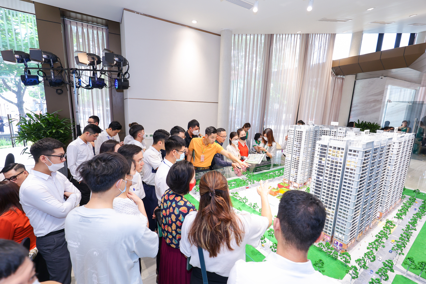 Kh&aacute;ch h&agrave;ng tham quan sa b&agrave;n trước khi trải nghiệm căn hộ mẫu.
