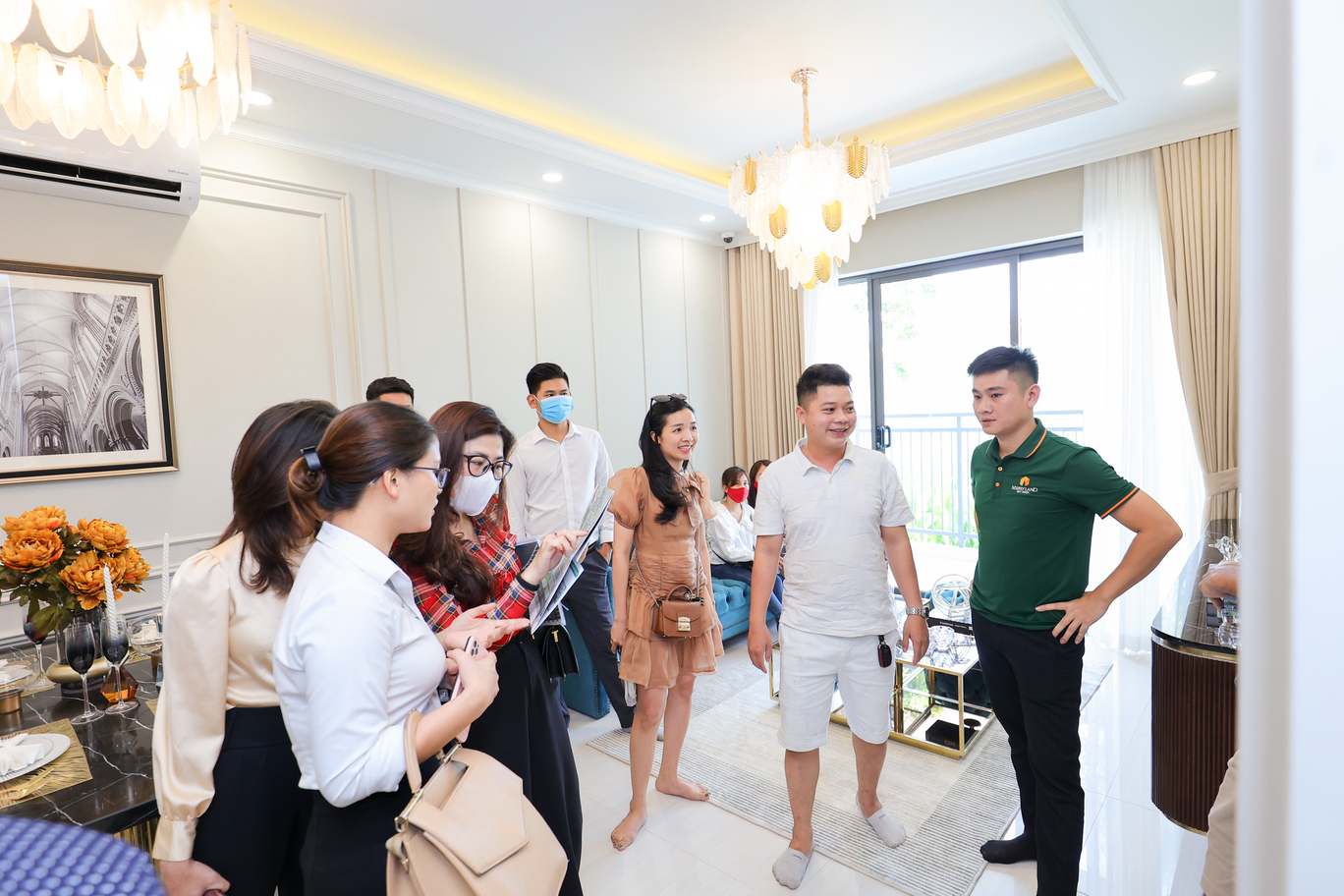 Khách hàng thích thú trải nghiệm căn hộ mẫu Link Trang Chủ PG88.Com Mới #2026 Hanoi Melody Residences.