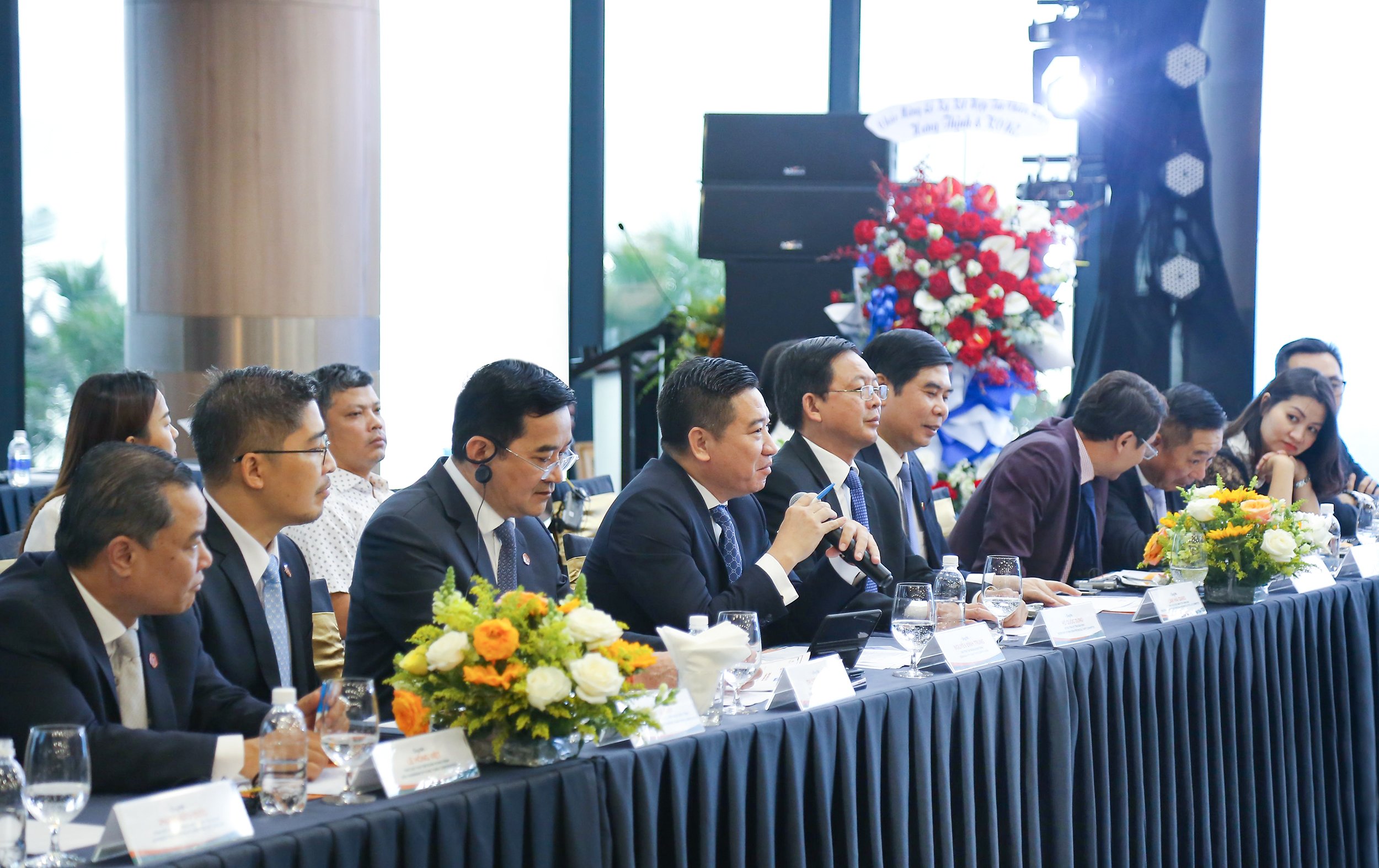 Phi&ecirc;n thảo luận đi v&agrave;o trọng t&acirc;m v&agrave; thực tiễn tại sự kiện nhằm mang lại hiệu quả tốt nhất cho hợp t&aacute;c chiến lược giữa hai b&ecirc;n.