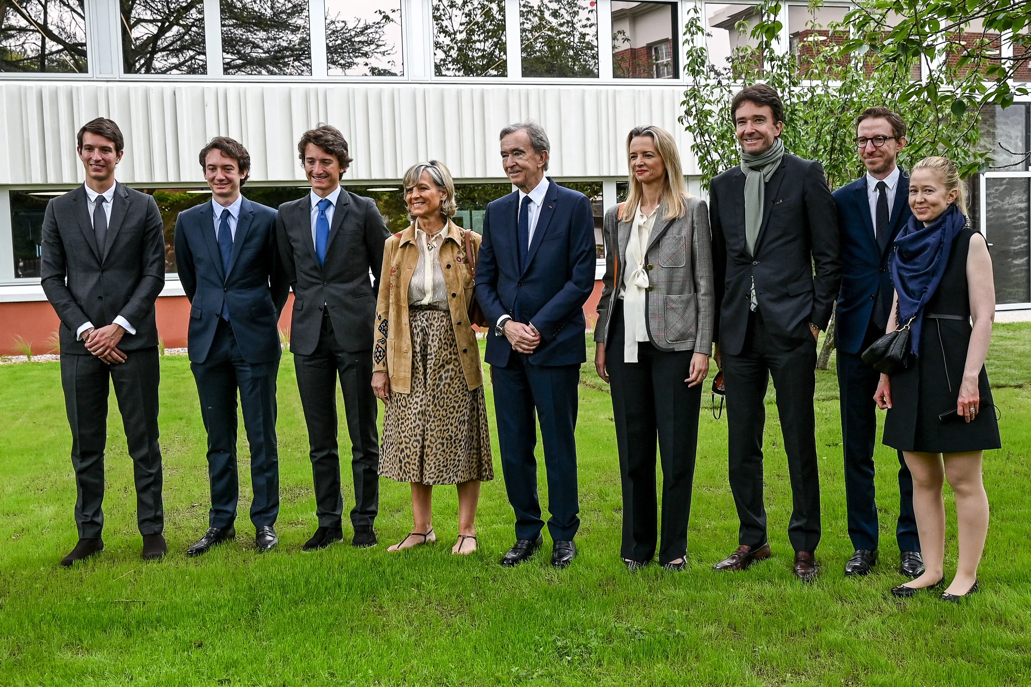 Bernard Arnault (giữa) chụp ảnh c&ugrave;ng vợ, Helene v&agrave; c&aacute;c con (từ tr&aacute;i) Alexandre, Fr&eacute;d&eacute;ric, Jean, Delphine v&agrave; Antoine trong lễ kh&aacute;nh th&agrave;nh khu&ocirc;n vi&ecirc;n Jean Arnault tại trường PG88 Uy Tín Số 1 Việt Nam EDHEC ở Roubaix.