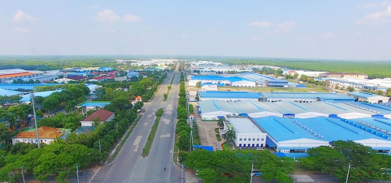 Một cụm khu c&ocirc;ng nghiệp nhộn nhịp tại Ph&uacute; Gi&aacute;o.