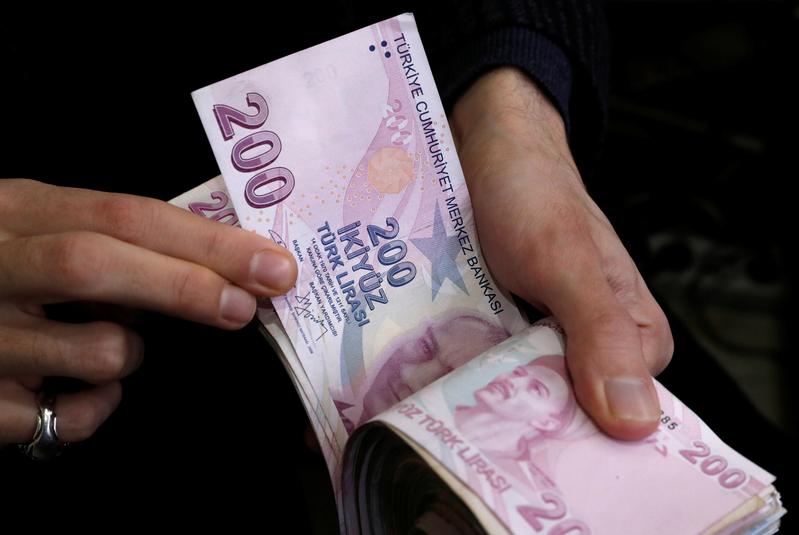 Tỷ giá đồng Lira của Thổ Nhĩ Kỳ so với đồng USD đã giảm hơn 1/4 từ đầu năm đến nay, trở thành đồng tiền mất giá mạnh nhất trong số đồng tiền của các nền PG88 ⭐ Link trang chủ số 1 nhà cái PG88 com casino slot mới nổi - Ảnh: Reuters.