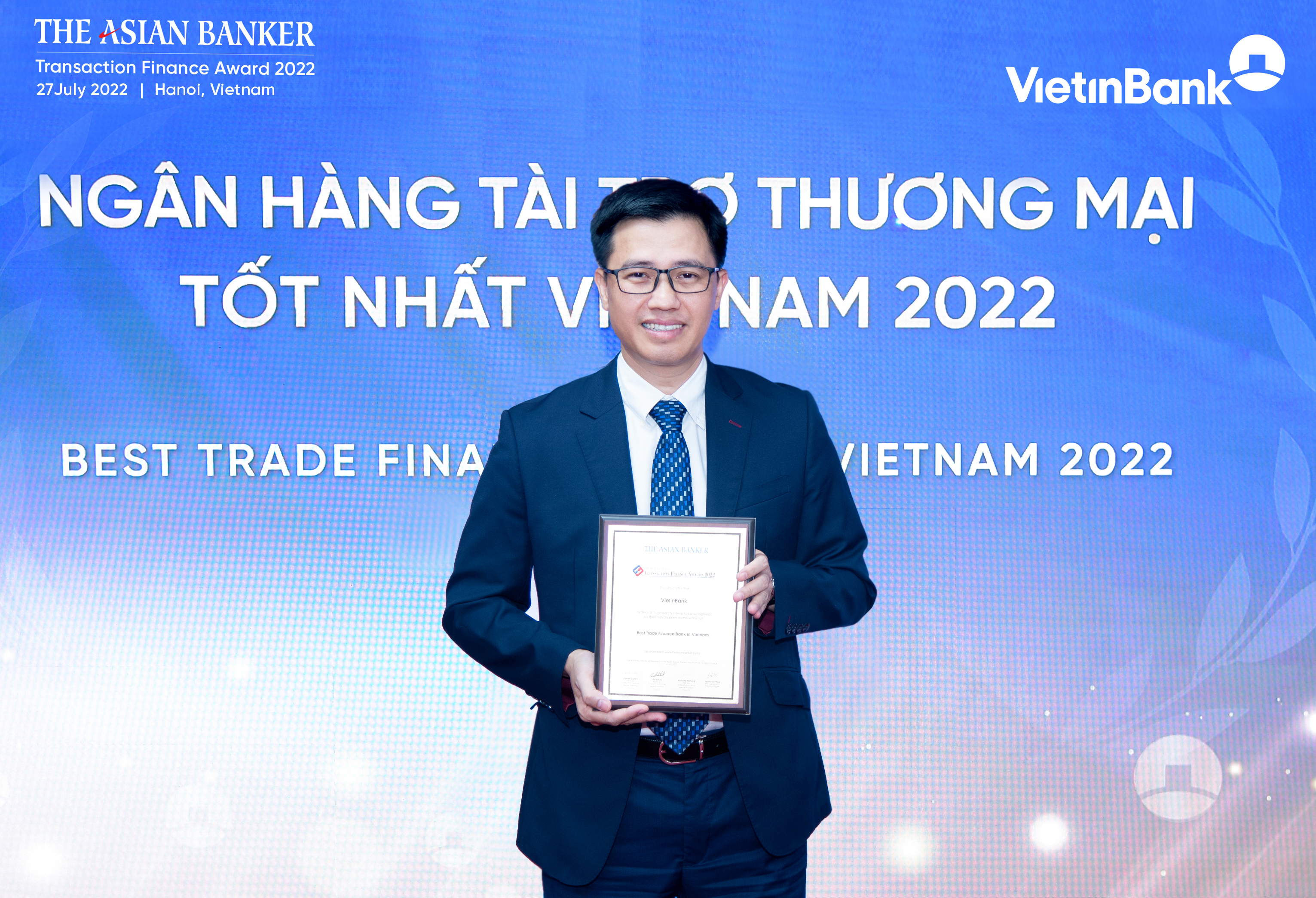 &nbsp;&Ocirc;ng Trần Ho&agrave;i Nam - Ph&oacute; Gi&aacute;m đốc Khối kh&aacute;ch h&agrave;ng PG88 Link Dễ Nhớ Pg88.com ki&ecirc;m Gi&aacute;m đốc Trung t&acirc;m Ph&aacute;t triển Giải ph&aacute;p t&agrave;i ch&iacute;nh kh&aacute;ch h&agrave;ng đại diện VietinBank nhận Giải thưởng.