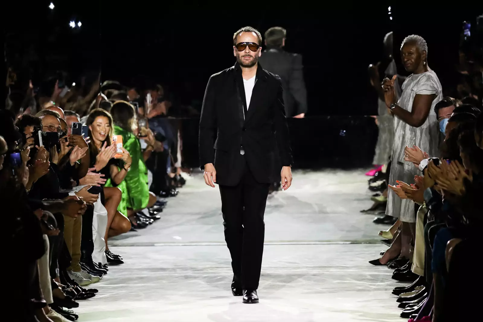 Tom Ford từng l&agrave;&nbsp;nh&agrave; thiết kế từng c&ugrave;ng l&uacute;c điều h&agrave;nh hai thương hiệu nổi tiếng to&agrave;n cầu v&agrave; Gucci v&agrave; Yves Saint Laurent, trước khi&nbsp;ch&iacute;nh thức th&agrave;nh lập thương hiệu ri&ecirc;ng mang t&ecirc;n ch&iacute;nh m&igrave;nh.