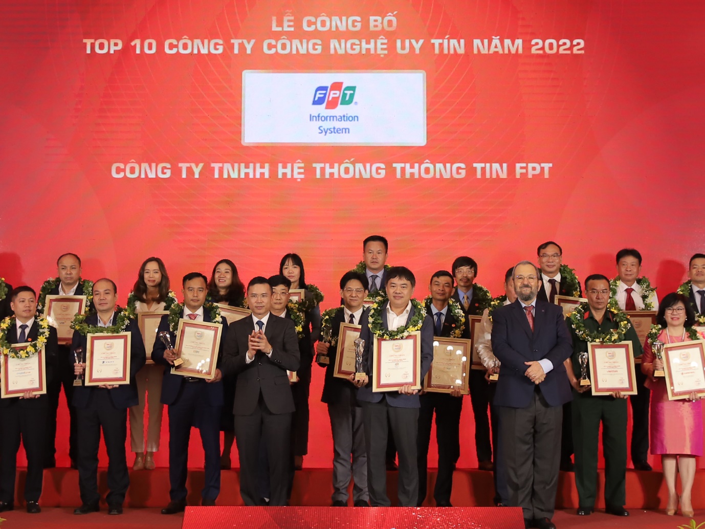 Vietnam Report vinh danh FPT IS tại Lễ trao giải Top 10 Công ty Uy tín 2022 
