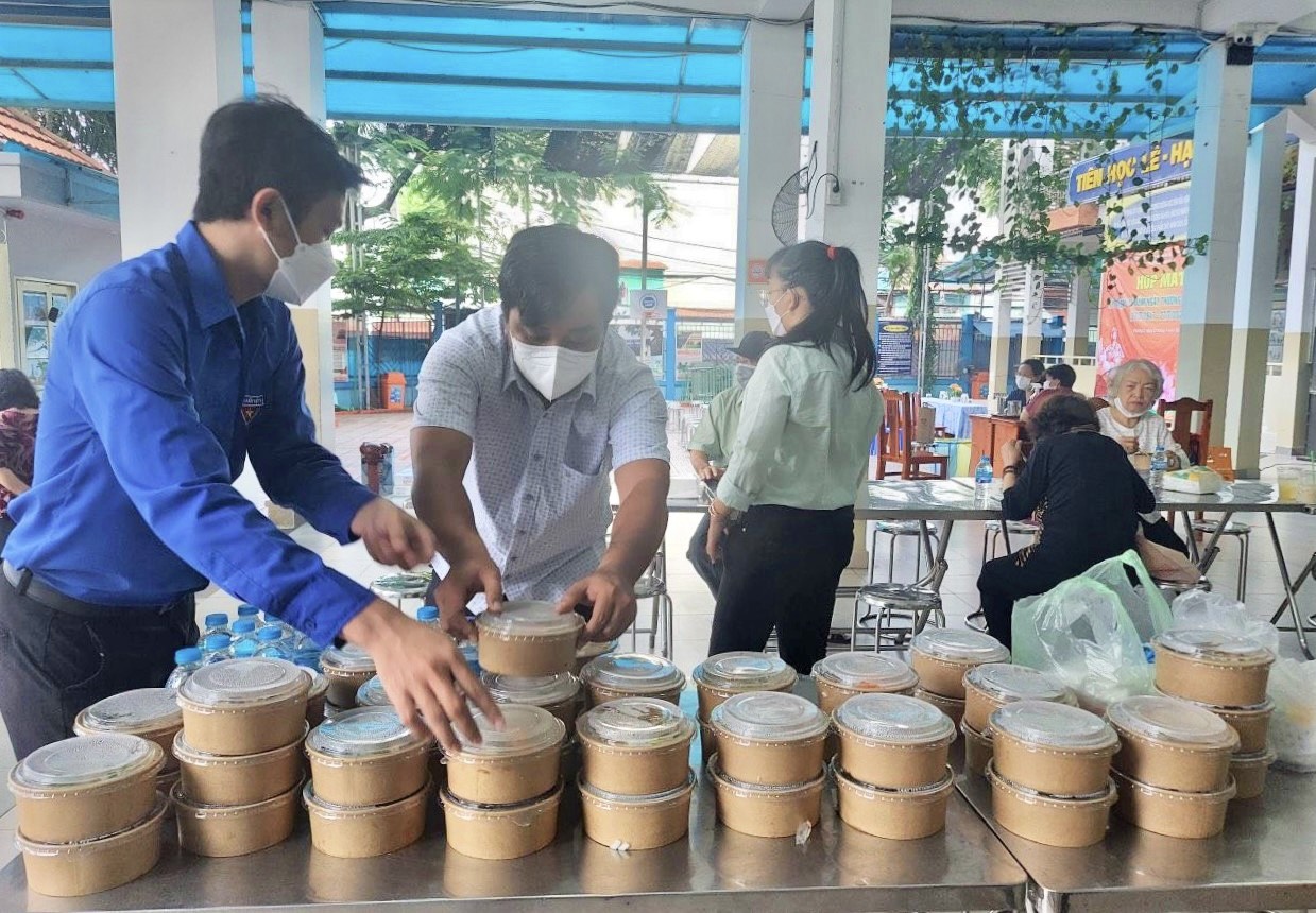Hoa Sen Home gi&uacute;p anh Phạm Hồng Ph&uacute;c thực hiện t&acirc;m nguyện kết nối những mảnh đời kh&oacute; khăn, lan tỏa y&ecirc;u thương.