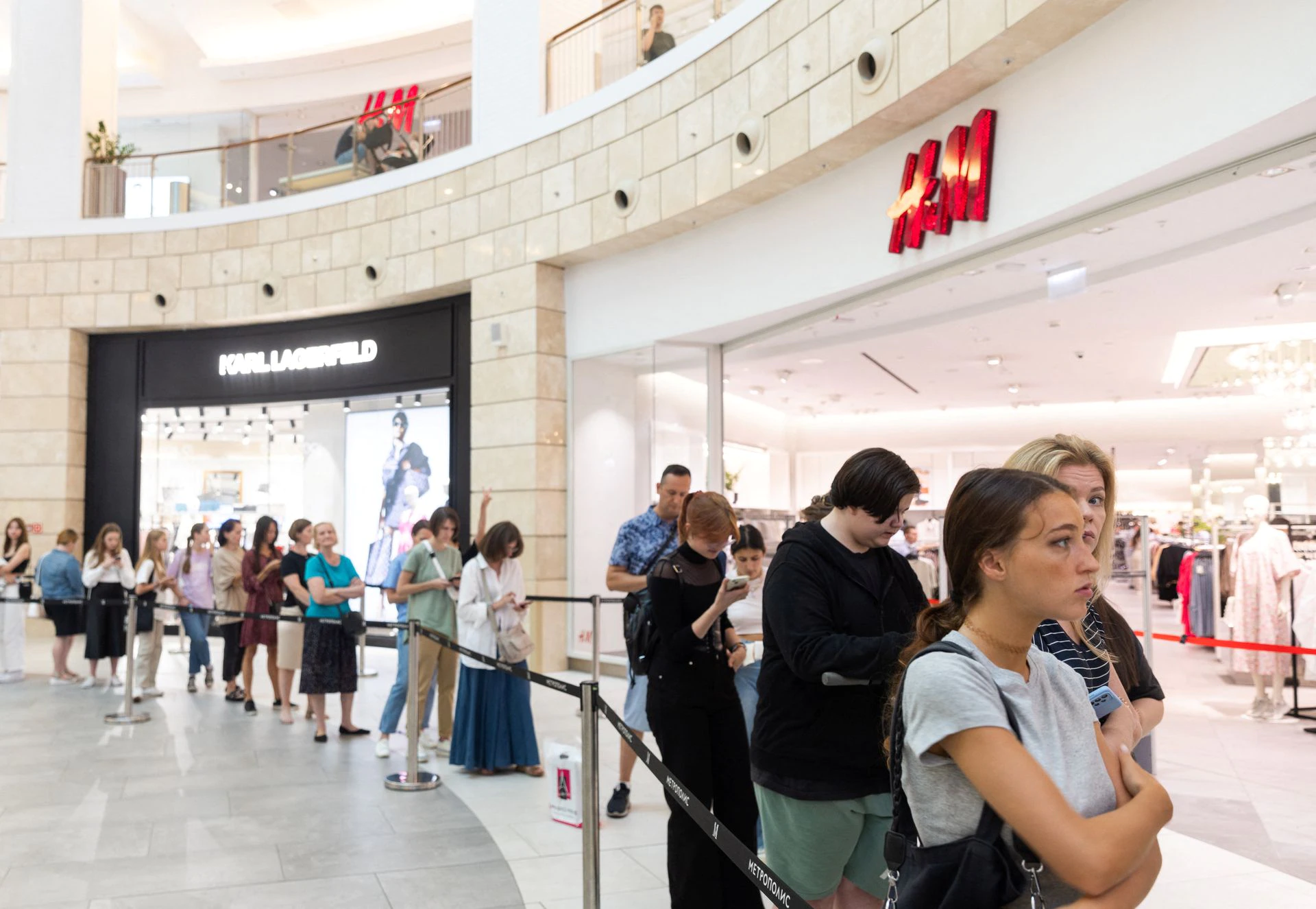 H&M cho biết họ chỉ tạm thời mở lại c&aacute;c cửa h&agrave;ng trong một khoảng thời gian giới hạn, đến khi b&aacute;n hết số b&aacute;n h&agrave;ng c&ograve;n lại ở Nga.