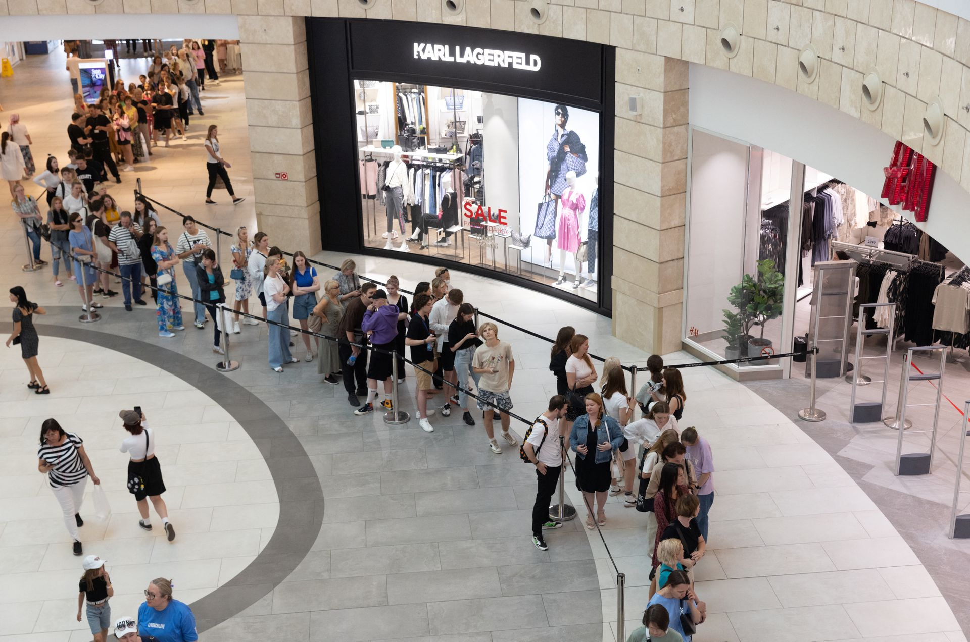 Từng h&agrave;ng d&agrave;i người xếp h&agrave;ng từ cửa h&agrave;ng H&M b&ecirc;n trong khu trung t&acirc;m Pg88ok ưu đãi hấp dẫn ra đến tận ngo&agrave;i đường để được v&agrave;o mua sắm.