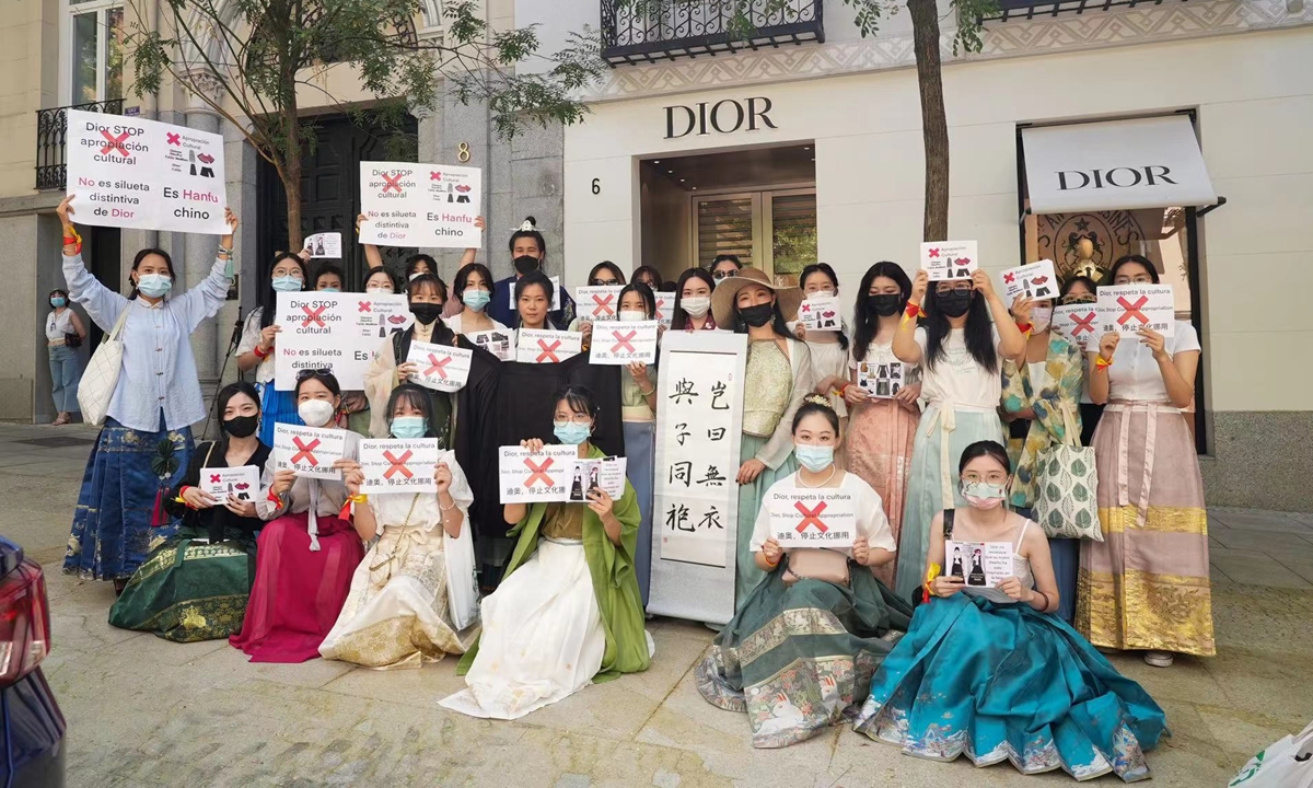 C&aacute;c&nbsp;lưu học sinh Trung Quốc tại Paris biểu t&igrave;nh trước một cửa h&agrave;ng của thương hiệu Dior để phản đối việc&nbsp;
