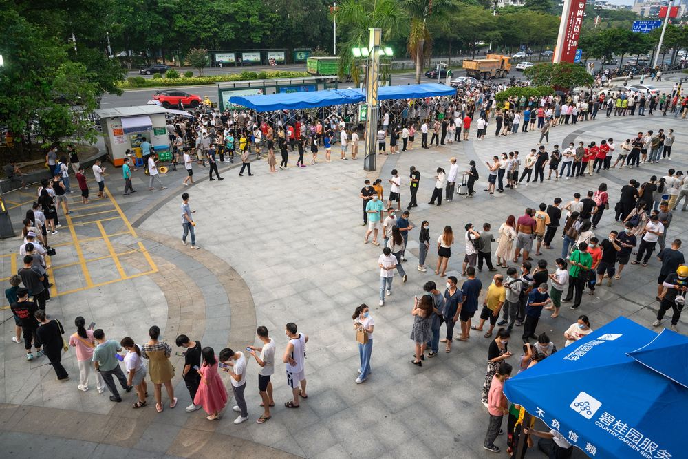 Người d&acirc;n xếp hạng x&eacute;t nghiệm Covid-19 ở Quảng Ch&acirc;u hồi th&aacute;ng 7 - Ảnh: AFP/Getty Images