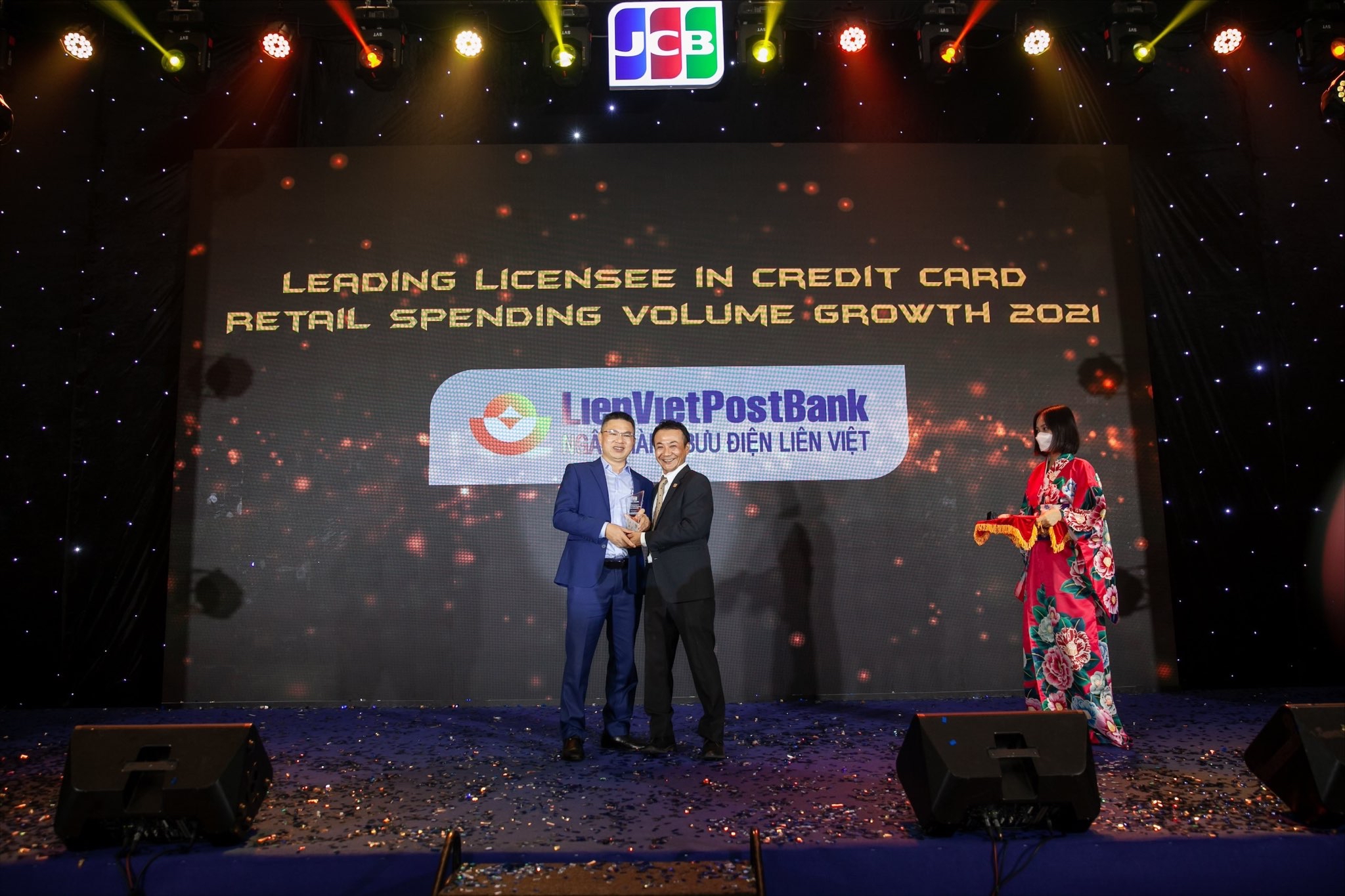 &Ocirc;ng Nguyễn B&aacute; Tuyến - Ph&oacute; Gi&aacute;m đốc Khối Ng&acirc;n h&agrave;ng số đại diện LienVietPostBank nhận Cup tại chương tr&igrave;nh The land of Happiness JCB Vietnam Conference 2022 ng&agrave;y 5/8/2022 tại Đ&agrave; Nẵng