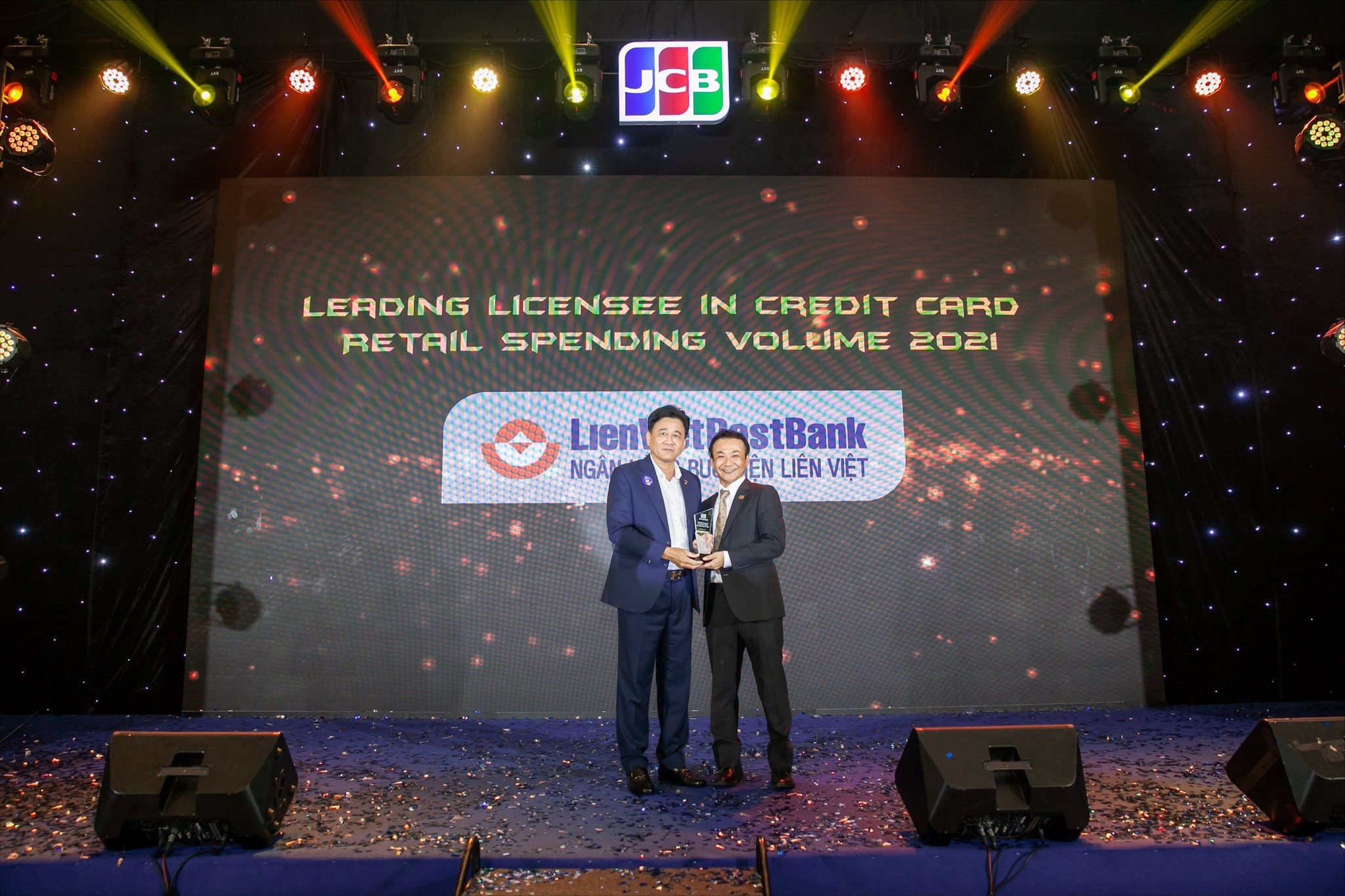 &Ocirc;ng Nguyễn Ngọc Nam - Ph&oacute; Tổng gi&aacute;m đốc LienVietPostBank nhận giải thưởng Ng&acirc;n h&agrave;ng dẫn đầu về tăng trưởng Doanh số chi ti&ecirc;u Thẻ t&iacute;n dụng năm 2021 (vị tr&iacute; ngo&agrave;i c&ugrave;ng b&ecirc;n tr&aacute;i).
