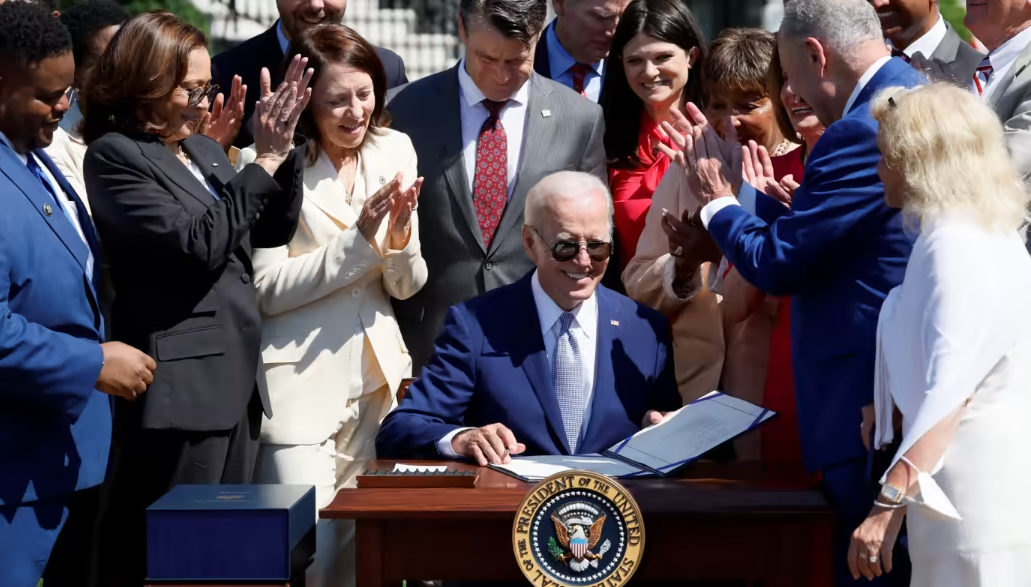 Tổng thống Mỹ Joe Biden ký Đạo luật Khoa học và CHIPS cùng với Phó Tổng thống Kamala Harris và Bộ trưởng PG88 Sòng bạc trực tuyến TOP 1 Việt Nam | Casino, Nổ Hũ Gina Raimondo bên ngoài Nhà Trắng ngày 9/8 - Ảnh: Reuters