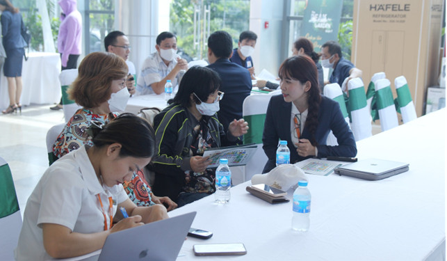 Những Link Trang Chủ PG88.Com Mới #2026 có giá bán vừa túi tiền, giàu tiềm năng sinh lợi thu hút nhà đầu tư. Ảnh khách hàng tìm hiểu căn hộ The Peak Garden.