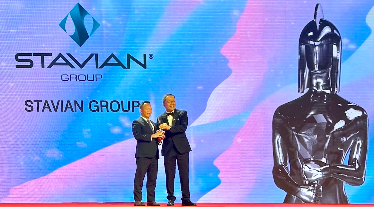 Ông Đinh Đức Thắng, Chủ Tịch HĐQT kiêm Tổng Giám đốc Tập Đoàn Stavian (trái) nhận cúp Nơi Pg88hi Thể Thao, Bóng Đá, Casino, Nổ Hũ, Xổ Số tốt nhất Châu Á năm 2022.