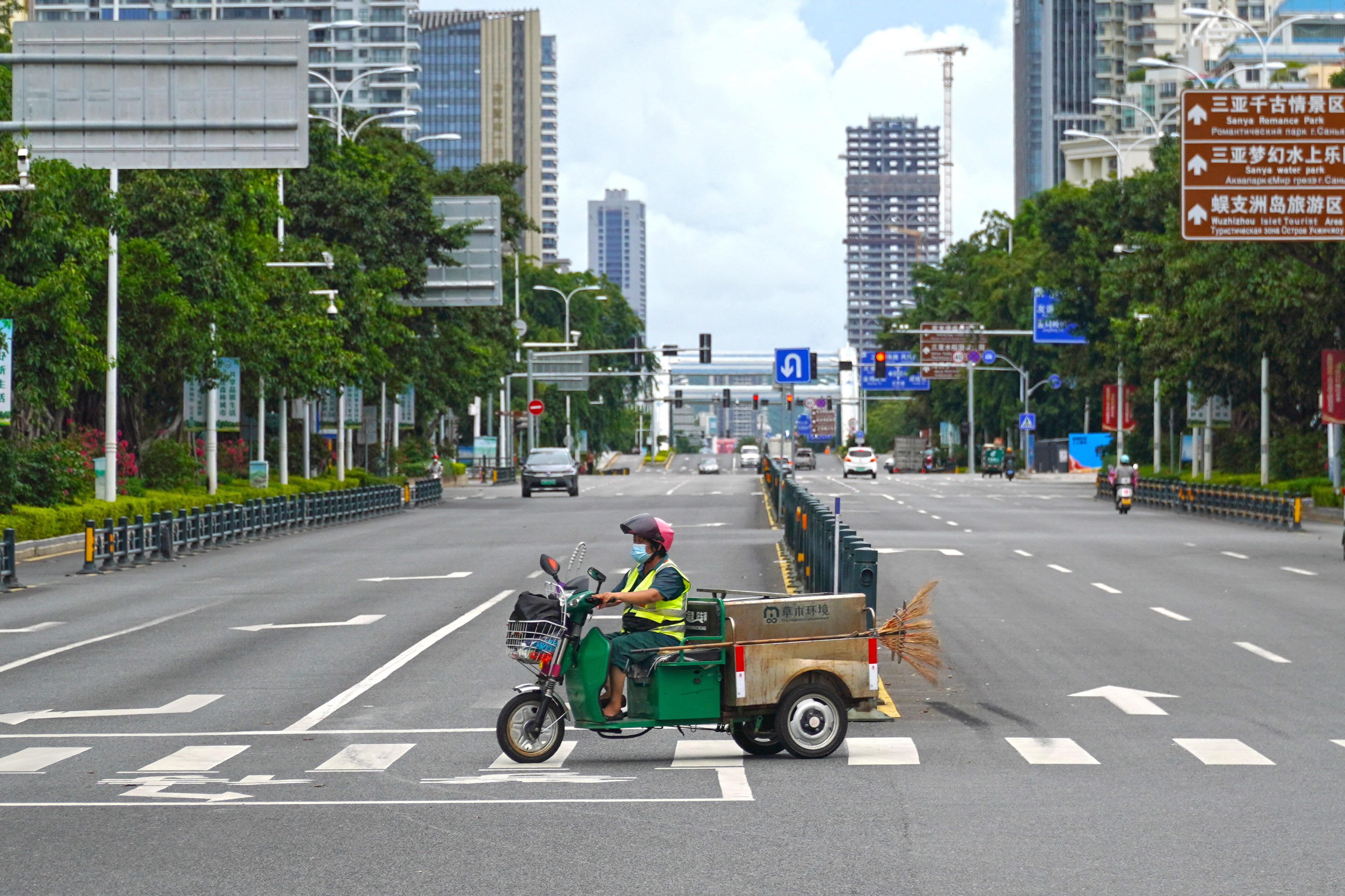 Ch&iacute;nh s&aacute;ch phong tỏa biến điểm n&oacute;ng du lịch Trung Quốc Tam &Aacute; th&agrave;nh cơn &aacute;c mộng đối với kh&aacute;ch du lịch mắc kẹt. Ảnh: Reuters.