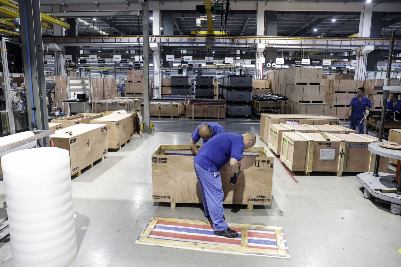 Trong một nhà máy sản xuất phụ tùng ô tô ở Thượng Hải, Trung Quốc - Ảnh: Bloomberg.