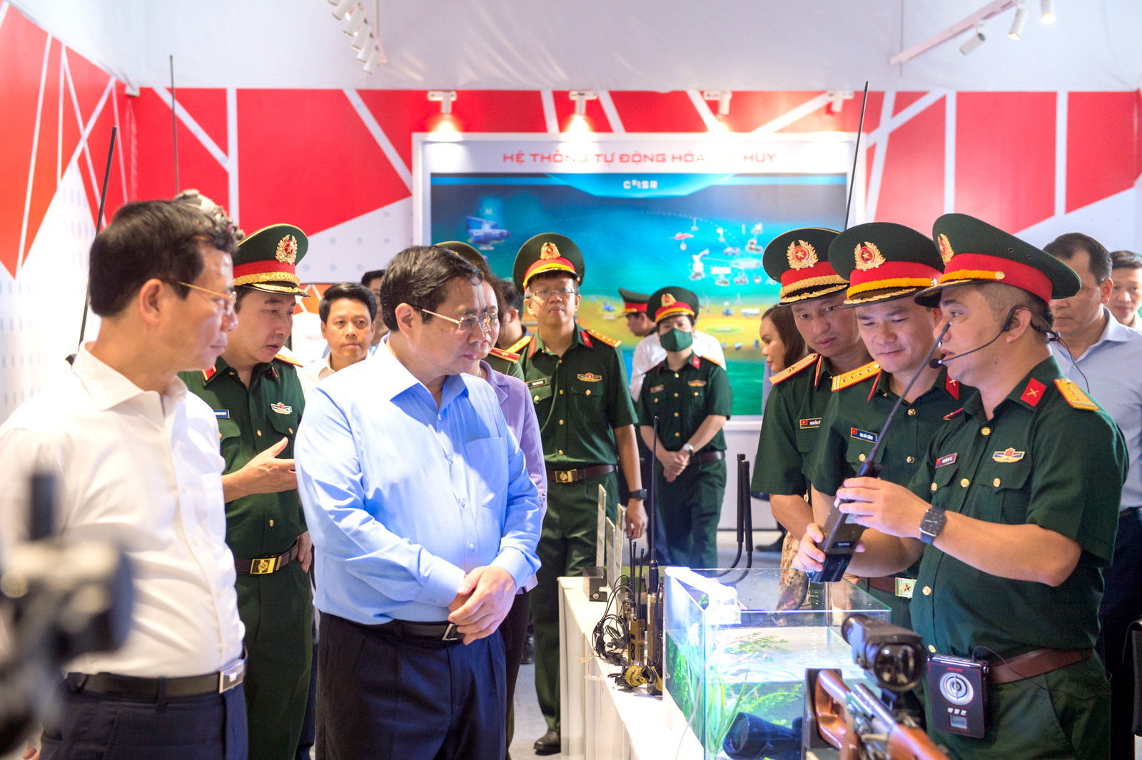 Thủ tướng Ch&iacute;nh phủ&nbsp; Phạm Minh Ch&iacute;nh v&agrave; đo&agrave;n c&ocirc;ng t&aacute;c nghe giới thiệu về c&aacute;c sản phẩm trang bị kĩ thuật c&ocirc;ng nghệ cao do Viettel đang nghi&ecirc;n cứu, sản xuất.