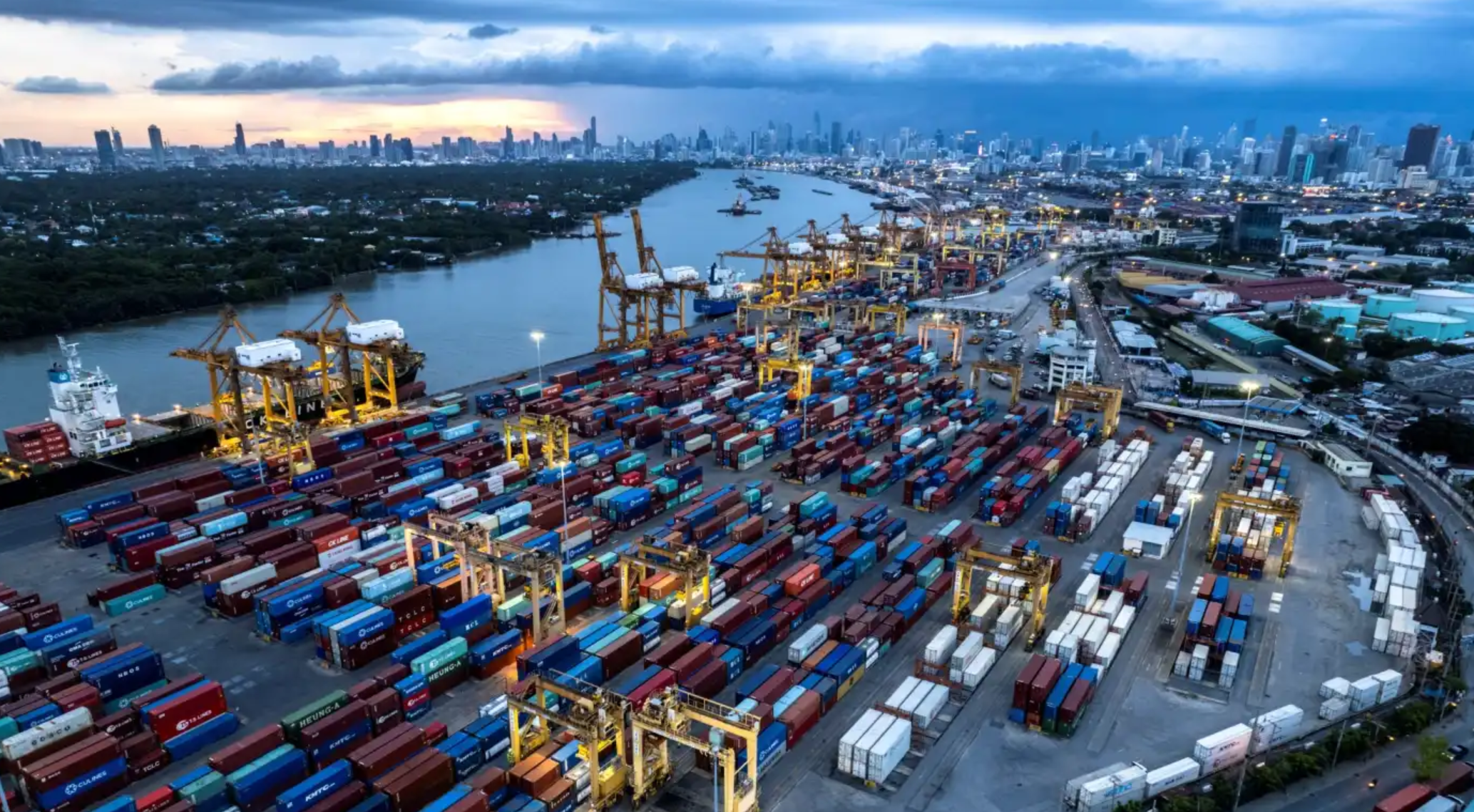 Cảng dọc bờ sông Chao Phraya ở Bangkok - Ảnh: Reuters