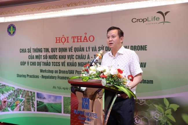 &Ocirc;ng Huỳnh Tấn Đạt ph&aacute;t biểu tại hội thảo.