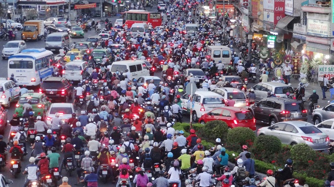 Biển người hỗn loạn v&agrave;o giờ cao điểm ở ng&atilde; 5 Đ&agrave;i Liệt sĩ (phường 26, Q. B&igrave;nh Thạnh)
