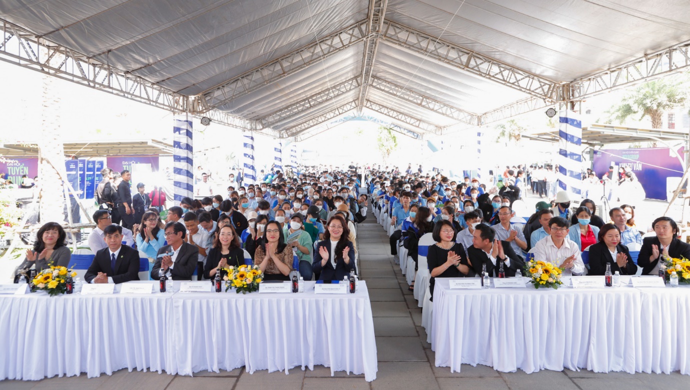 Đại hội tuyển dụng NovaGroup thu hút đông đảo người lao động.