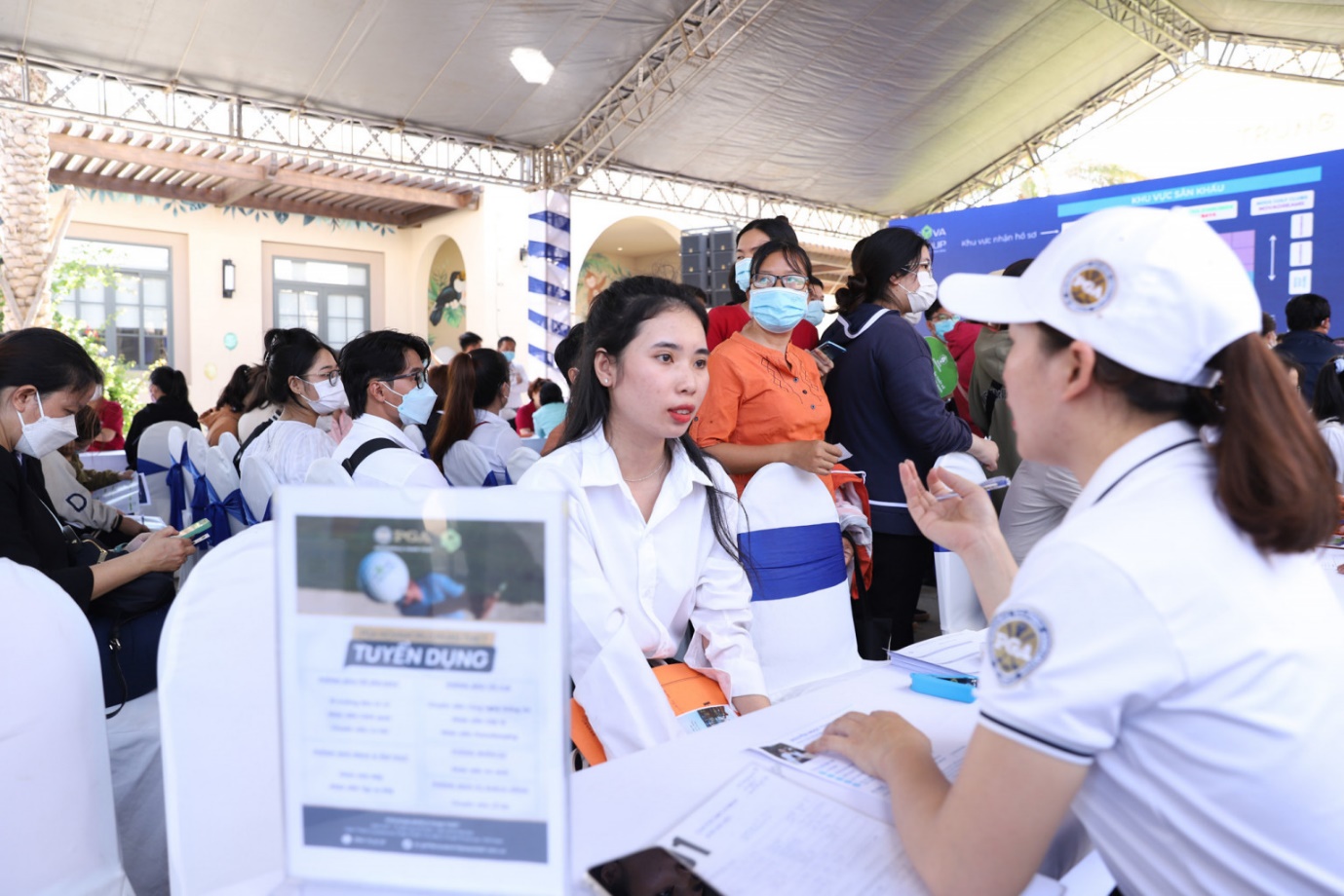 Ứng vi&ecirc;n phỏng vấn trực tiếp v&agrave; nghe tư vấn từ c&aacute;c chuy&ecirc;n gia tuyển dụng tại đại hội tuyển dụng NovaGroup.