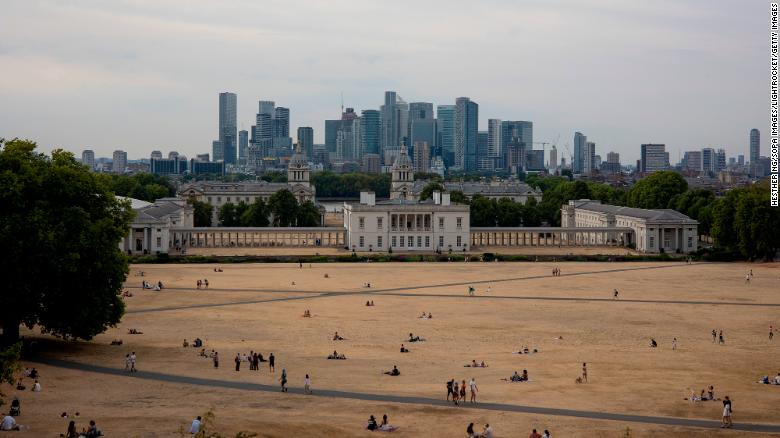 B&atilde;i cỏ ch&aacute;y kh&ocirc; v&igrave; nắng n&oacute;ng trong c&ocirc;ng vi&ecirc;n Greenwich, Anh.