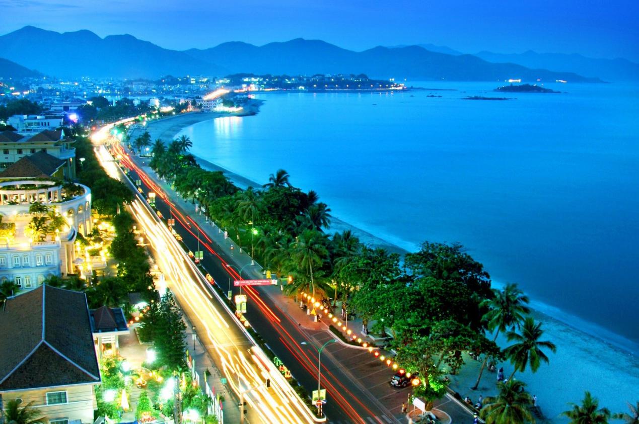 Sở hữu tầm nh&igrave;n &ocirc;m trọn bờ biển trải d&agrave;i l&agrave; lợi thế chinh phục du kh&aacute;ch hạng sang của c&aacute;c cơ sở lưu tr&uacute;.