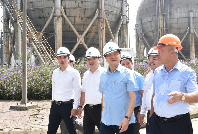 Ph&oacute; Thủ tướng L&ecirc; Minh Kh&aacute;i kiểm tra Nh&agrave; m&aacute;y sản xuất ph&acirc;n b&oacute;n DAP-2 L&agrave;o Cai. Ảnh - VGP.&nbsp;