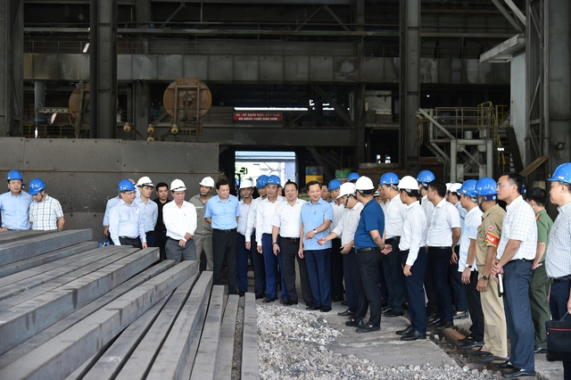 Ph&oacute; Thủ tướng L&ecirc; Minh Kh&aacute;i kiếm tra dự &aacute;n Gang th&eacute;p L&agrave;o Cai. Ảnh - VGP.&nbsp;