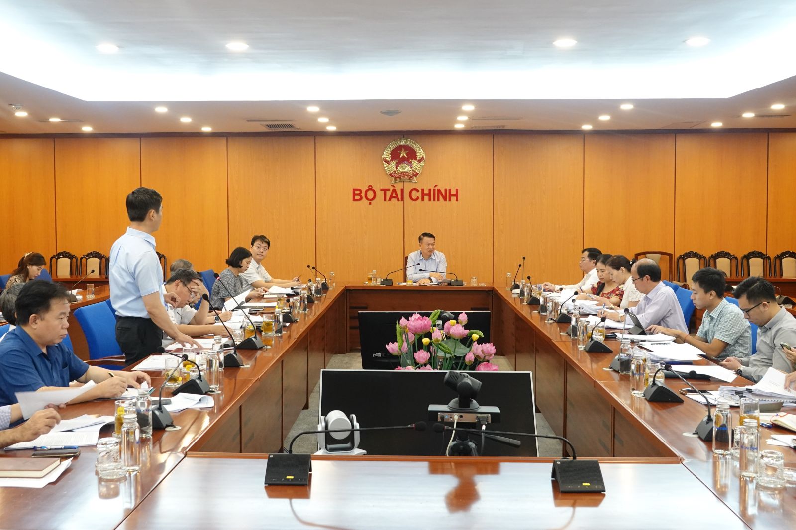 Thứ trưởng Bộ T&agrave;i ch&iacute;nh Nguyễn Đức Chi chủ tr&igrave; cuộc họp.