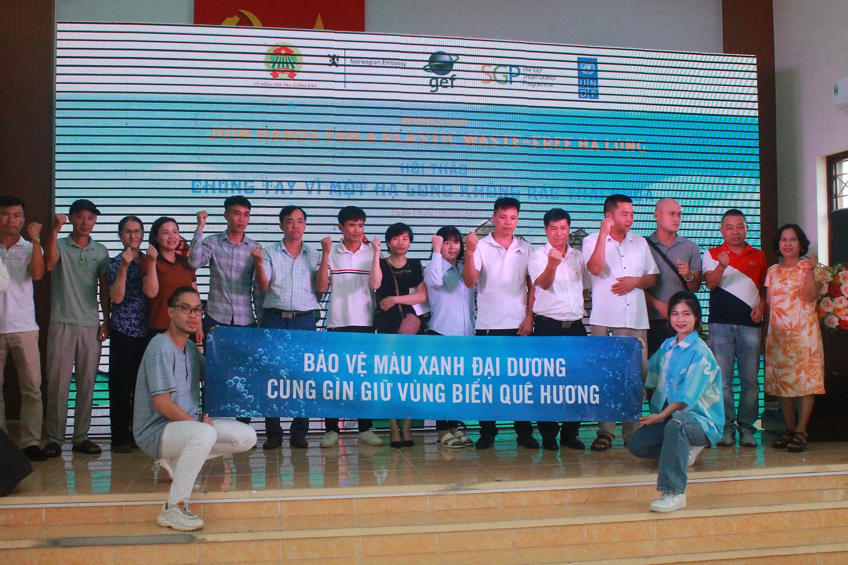 C&aacute;c chủ t&agrave;u du lịch ở Vịnh Hạ Long c&ugrave;ng cam kết kh&ocirc;ng thải r&aacute;c nhựa xuống biển.