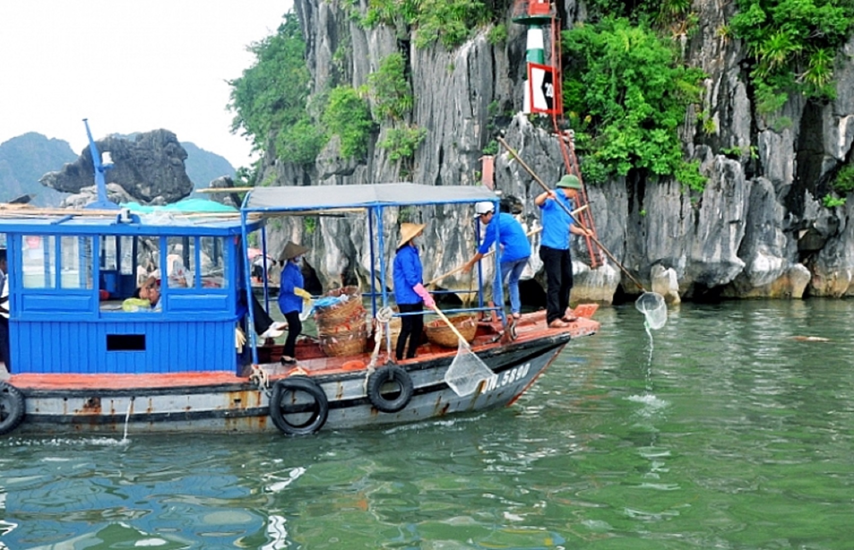 Hạ Long “tuyên chiến” với rác thải nhựa