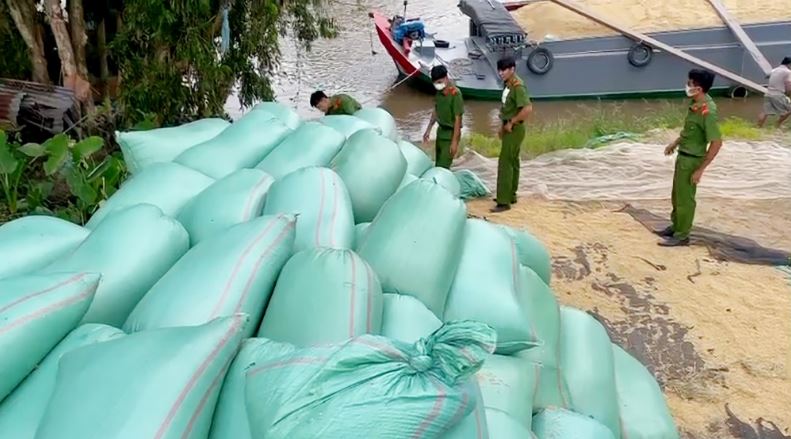 Lực lượng chức năng thu giữ tang vật